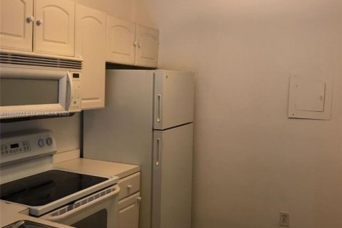 Condo in North Miami Beach, Florida, 1 bedroom  № 1950801 - photo 9