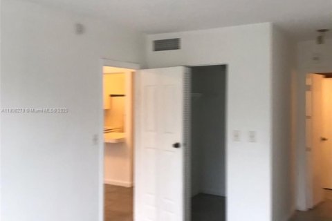 Condo in North Miami Beach, Florida, 1 bedroom  № 1950801 - photo 14