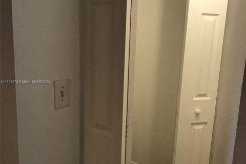 Condo in North Miami Beach, Florida, 1 bedroom  № 1950801 - photo 6