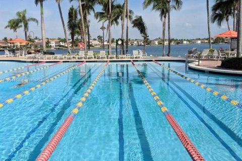 Townhouse in Doral, Florida 4 bedrooms, 195.47 sq.m. № 2055845 - photo 18