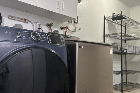 Townhouse in Doral, Florida 4 bedrooms, 195.47 sq.m. № 2055845 - photo 14