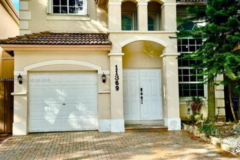 Townhouse in Doral, Florida 4 bedrooms, 195.47 sq.m. № 2055845
