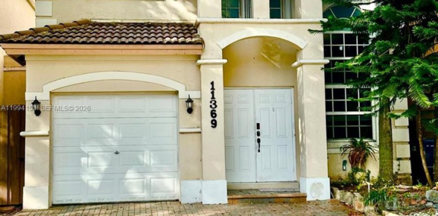 Townhouse in Doral, Florida 4 bedrooms, 195.47 sq.m. № 2055845