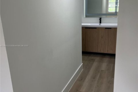Condo in Miramar, Florida, 2 bedrooms  № 1877829 - photo 10