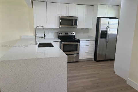 Condo in Miramar, Florida, 2 bedrooms  № 1877829 - photo 3