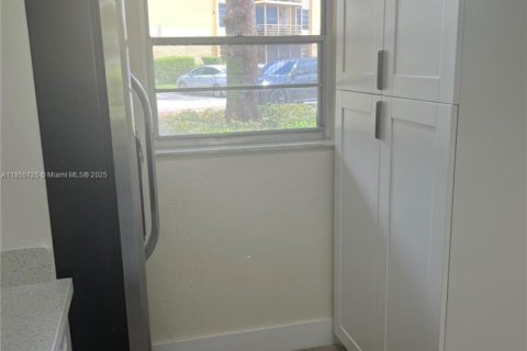 Condo in Miramar, Florida, 2 bedrooms  № 1877829 - photo 4