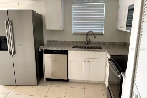 House in Orlando, Florida 4 bedrooms, 184.78 sq.m. № 2225355 - photo 5