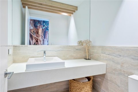 Condo in Miami Beach, Florida, 2 bedrooms  № 1861079 - photo 11