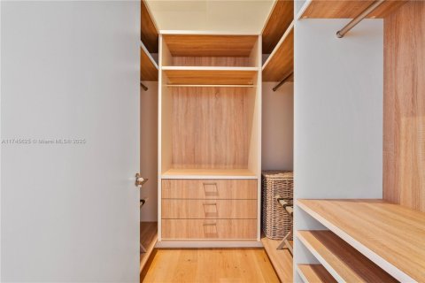 Condo in Miami Beach, Florida, 2 bedrooms  № 1861079 - photo 16