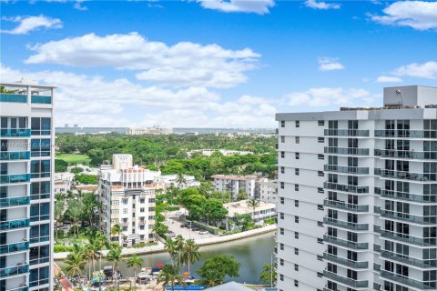 Condo in Miami Beach, Florida, 2 bedrooms  № 1861079 - photo 30