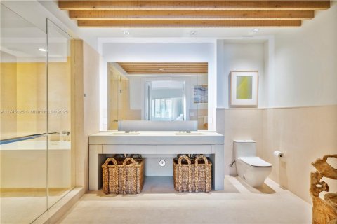 Condo in Miami Beach, Florida, 2 bedrooms  № 1861079 - photo 17