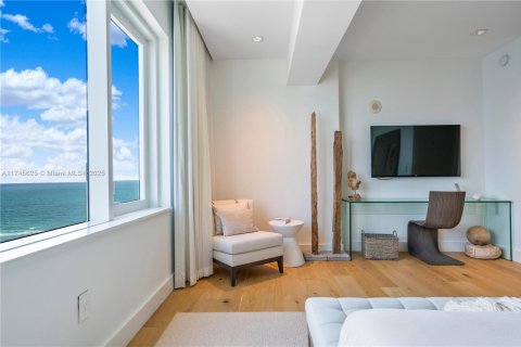 Condo in Miami Beach, Florida, 2 bedrooms  № 1861079 - photo 24