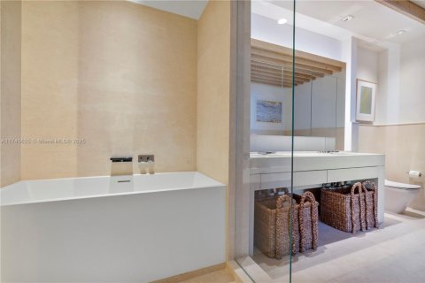 Condo in Miami Beach, Florida, 2 bedrooms  № 1861079 - photo 21
