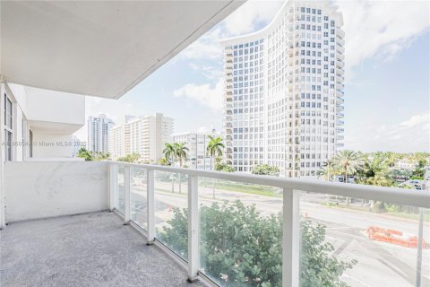 Condo in Miami Beach, Florida, 1 bedroom  № 1897670 - photo 13
