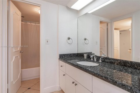 Condo in Miami Beach, Florida, 1 bedroom  № 1897670 - photo 11