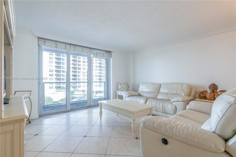 Condo in Miami Beach, Florida, 1 bedroom  № 1897670 - photo 2