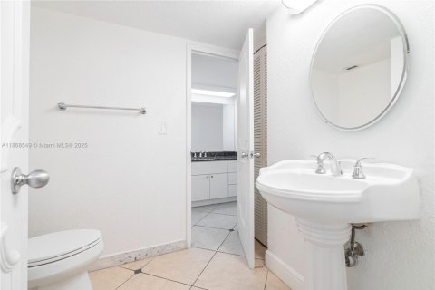 Condo in Miami Beach, Florida, 1 bedroom  № 1897670 - photo 10