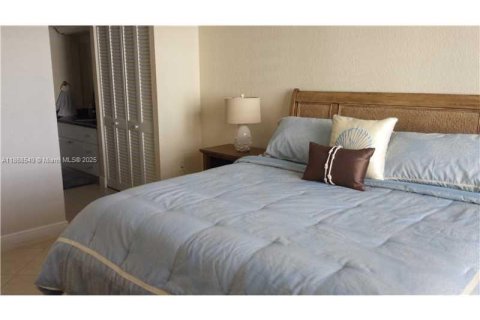 Condo in Miami Beach, Florida, 1 bedroom  № 1897670 - photo 9