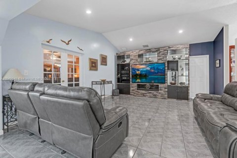 House in Miami, Florida 4 bedrooms, 271.09 sq.m. № 1836156 - photo 6