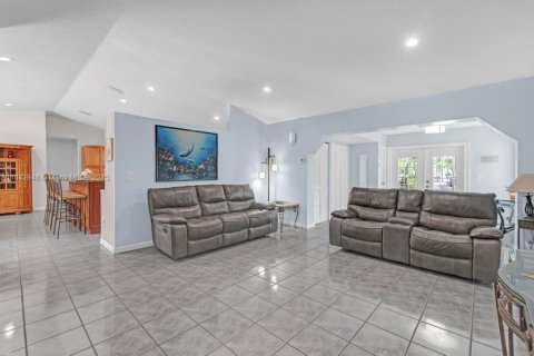 House in Miami, Florida 4 bedrooms, 271.09 sq.m. № 1836156 - photo 7