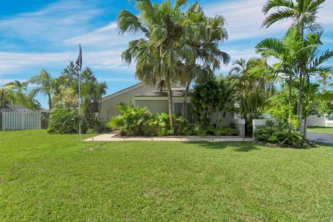 House in Miami, Florida 4 bedrooms, 271.09 sq.m. № 1836156 - photo 1