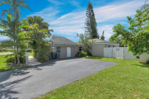 House in Miami, Florida 4 bedrooms, 271.09 sq.m. № 1836156 - photo 29