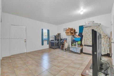 House in Miami, Florida 4 bedrooms, 271.09 sq.m. № 1836156 - photo 23