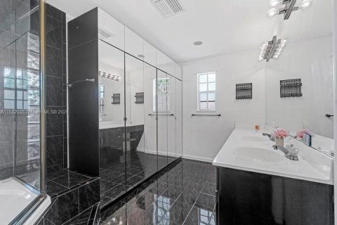 House in Miami, Florida 4 bedrooms, 271.09 sq.m. № 1836156 - photo 15