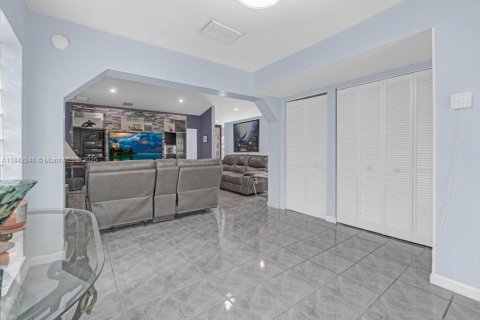 House in Miami, Florida 4 bedrooms, 271.09 sq.m. № 1836156 - photo 5