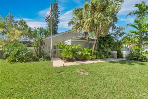 House in Miami, Florida 4 bedrooms, 271.09 sq.m. № 1836156 - photo 3