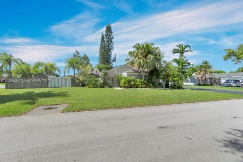 House in Miami, Florida 4 bedrooms, 271.09 sq.m. № 1836156 - photo 2