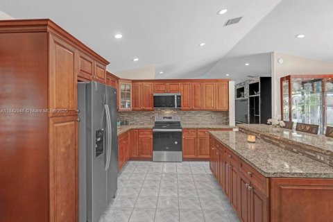 House in Miami, Florida 4 bedrooms, 271.09 sq.m. № 1836156 - photo 10