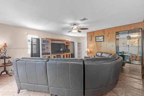 House in Miami, Florida 4 bedrooms, 271.09 sq.m. № 1836156 - photo 21