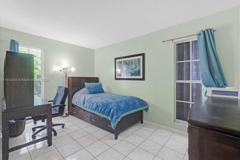 House in Miami, Florida 4 bedrooms, 271.09 sq.m. № 1836156 - photo 16