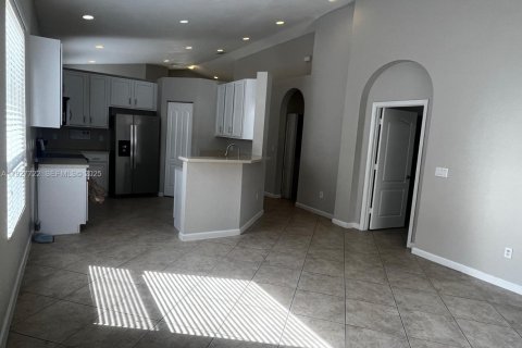 Снять в аренду виллу или дом в Хомстед, Флорида 5 спален, 188.03м2, № 1988204 - фото 4