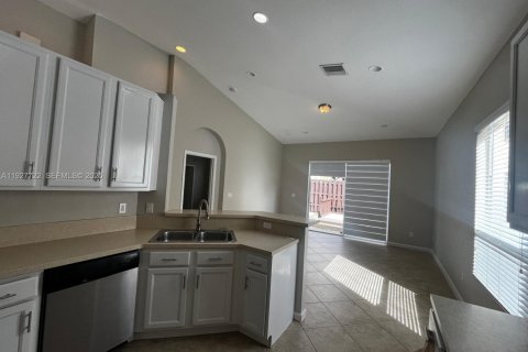 Снять в аренду виллу или дом в Хомстед, Флорида 5 спален, 188.03м2, № 1988204 - фото 5