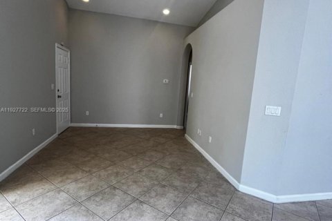 Снять в аренду виллу или дом в Хомстед, Флорида 5 спален, 188.03м2, № 1988204 - фото 2