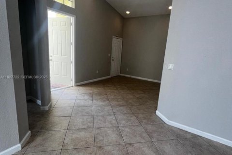 Снять в аренду виллу или дом в Хомстед, Флорида 5 спален, 188.03м2, № 1988204 - фото 3