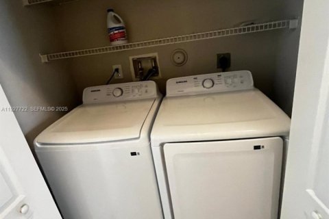 Снять в аренду виллу или дом в Хомстед, Флорида 5 спален, 188.03м2, № 1988204 - фото 7