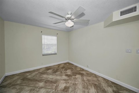 Condo in Seminole, Florida, 2 bedrooms  № 2226321 - photo 17