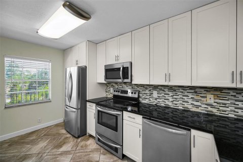 Condo in Seminole, Florida, 2 bedrooms  № 2226321 - photo 11