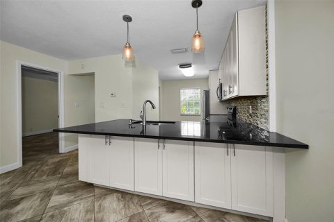 Condo in Seminole, Florida, 2 bedrooms  № 2226321 - photo 10