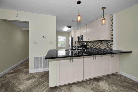 Condo in Seminole, Florida, 2 bedrooms  № 2226321 - photo 9