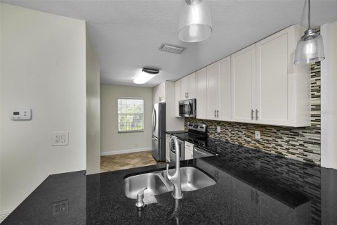 Condo in Seminole, Florida, 2 bedrooms  № 2226321 - photo 13