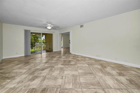 Condo in Seminole, Florida, 2 bedrooms  № 2226321 - photo 4