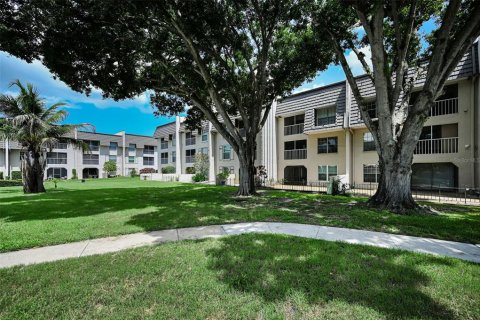 Condo in Seminole, Florida, 2 bedrooms  № 2226321 - photo 30