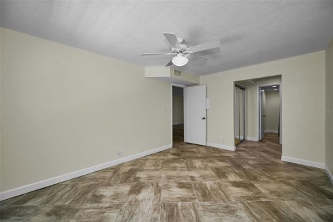 Condo in Seminole, Florida, 2 bedrooms  № 2226321 - photo 18