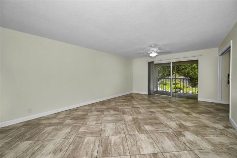 Condo in Seminole, Florida, 2 bedrooms  № 2226321 - photo 3