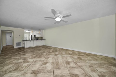 Condo in Seminole, Florida, 2 bedrooms  № 2226321 - photo 8