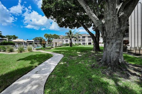 Condo in Seminole, Florida, 2 bedrooms  № 2226321 - photo 29